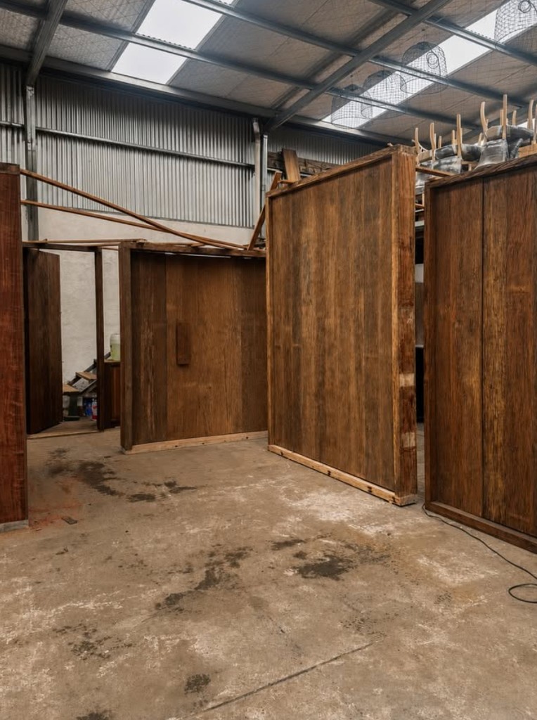 Aberturas de madera en producción en el taller de Yrigoyen
