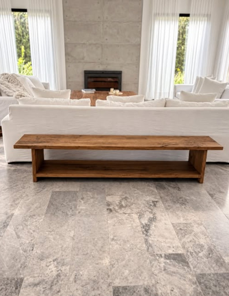 Living con mesa y banco de madera de Yrigoyen Buenos Aires