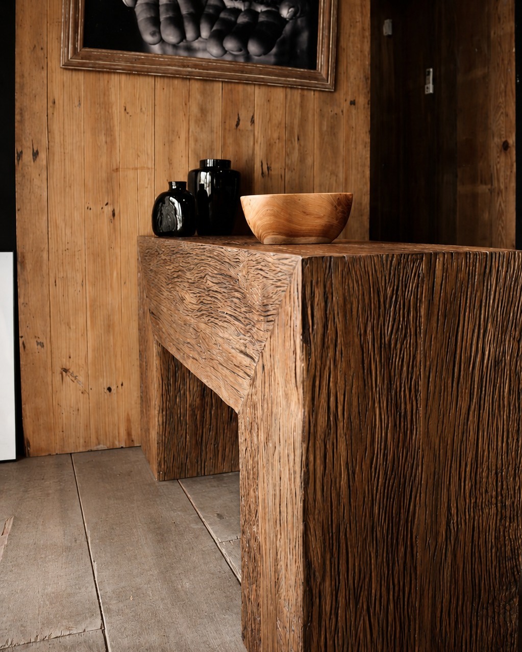 Pieza de madera de autor en el showroom de Yrigoyen