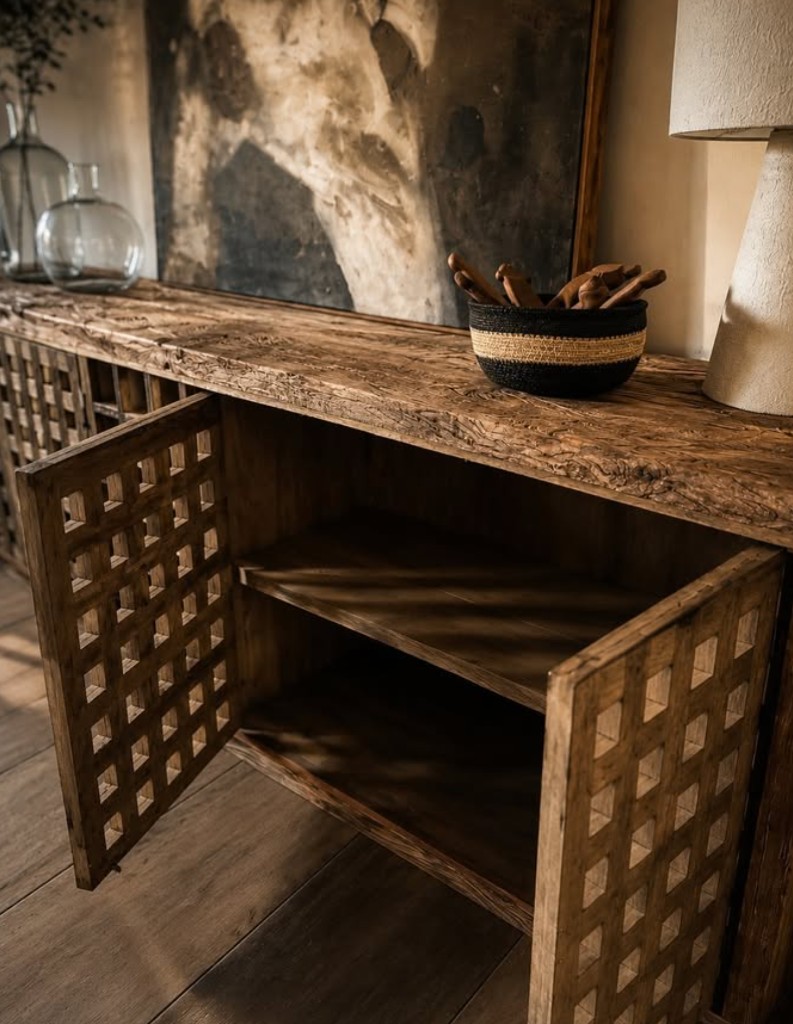 Consola de madera rústica con puertas caladas, Yrigoyen Buenos Aires