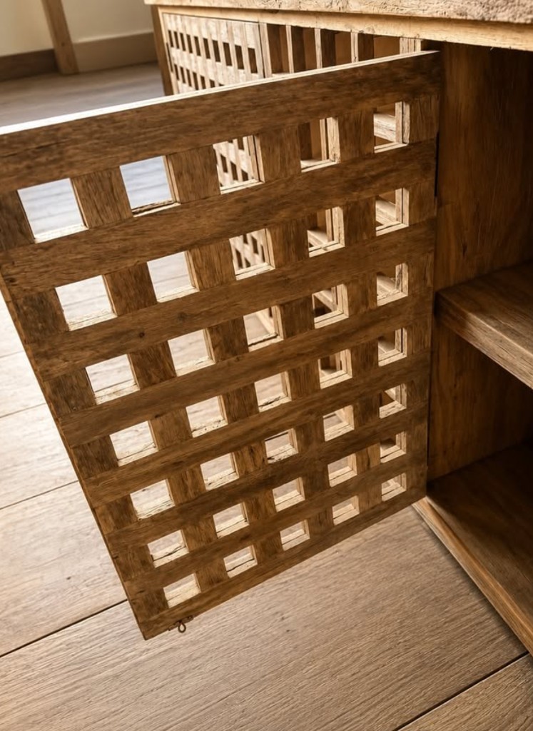 Consola de madera rústica con puertas caladas, Yrigoyen Buenos Aires