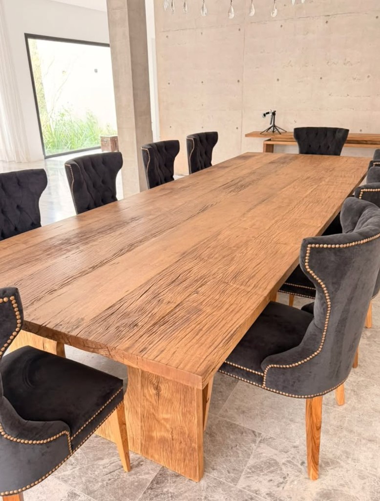 Mesa de comedor de madera rústica de Yrigoyen Buenos Aires