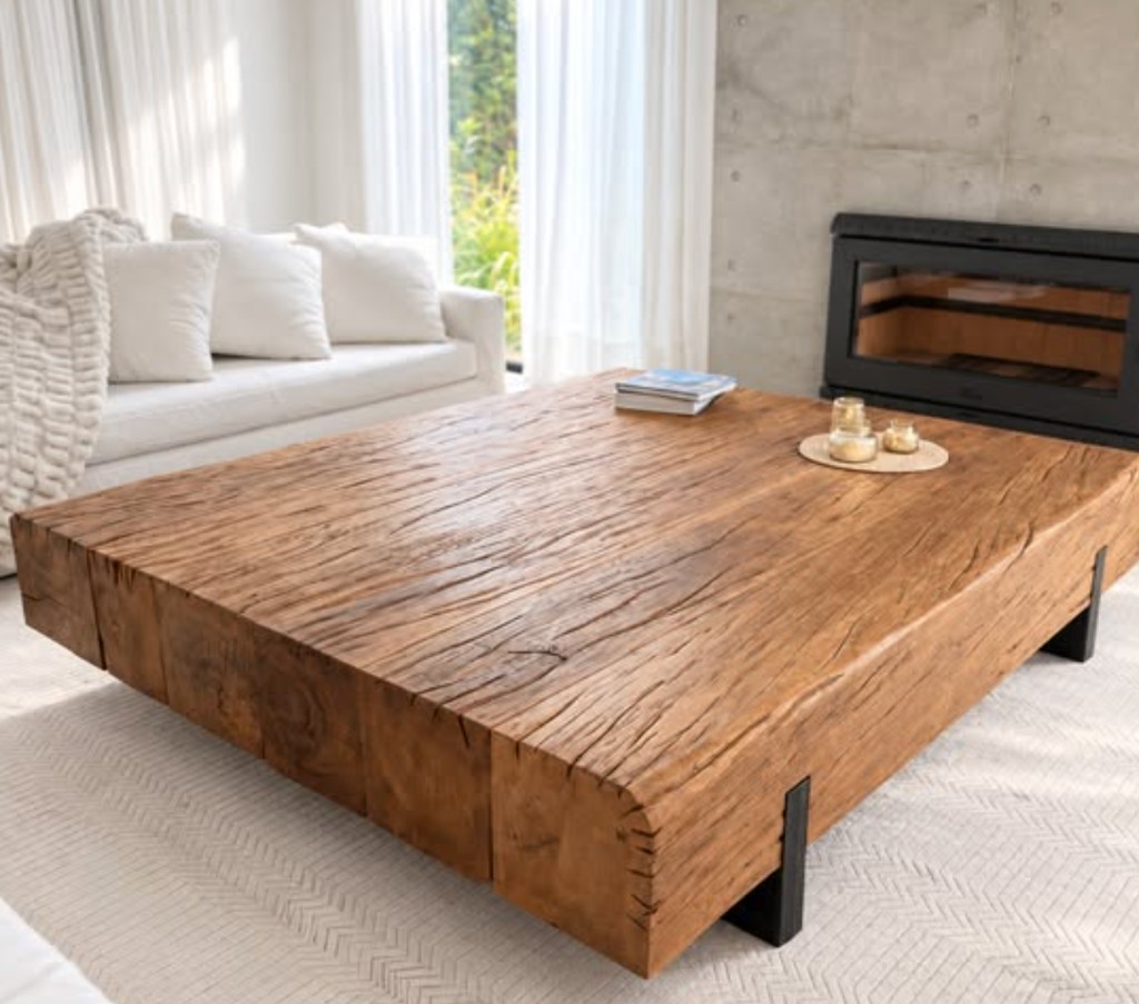 Mesa ratona de madera maciza en un living de Yrigoyen