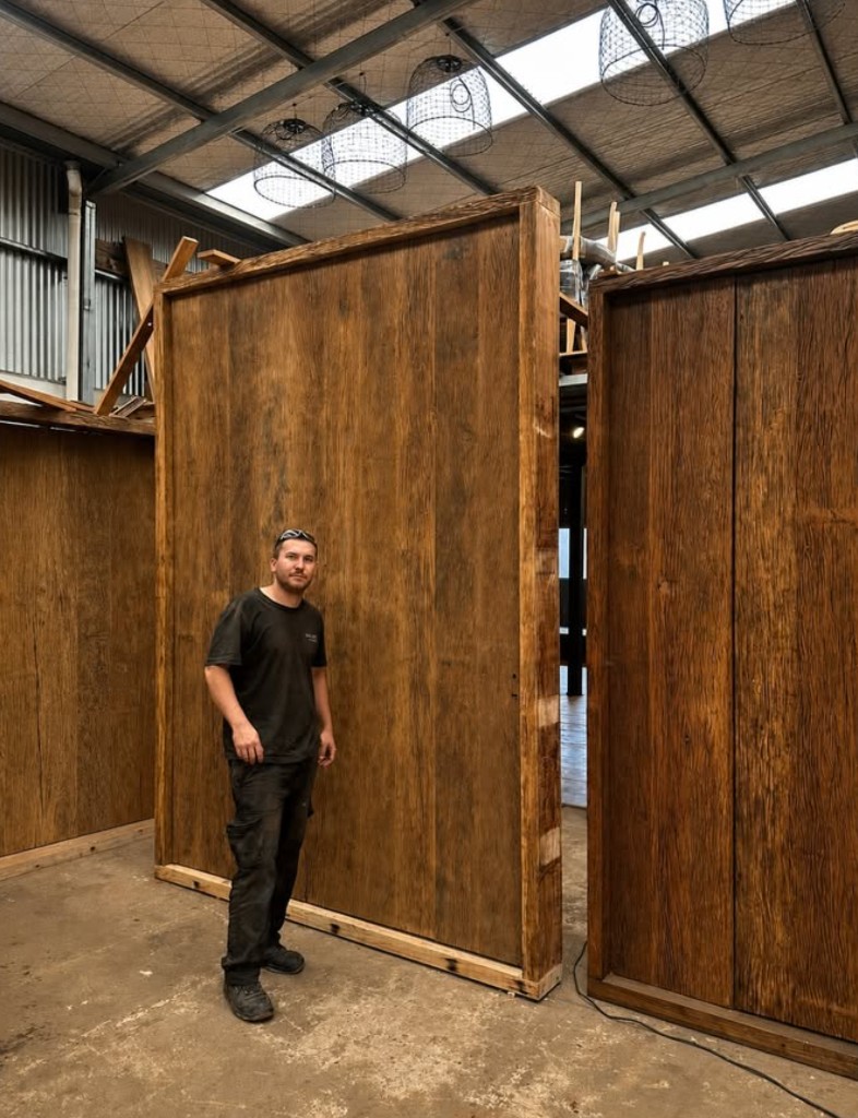 Puerta de gran formato de madera en el taller de Yrigoyen Buenos Aires