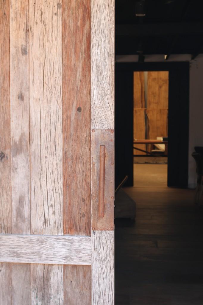 Puerta corrediza de madera con manija de hierro en el taller de Yrigoyen
